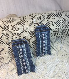 Up-cycled Denim Earrings.  Denim earrings have a belt loop center with beads and lace on fringed denim. Quilted Earrings, Denim Journal, Memory Wire Bracelets Diy, Wire Bracelets Diy, Jean Jewelry, Fabric Brooches, Art Purse, Jeans Recycling, Hippie Crafts