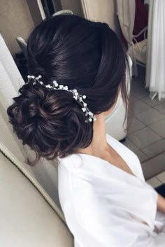 the back of a woman's head wearing a hair comb with flowers in it