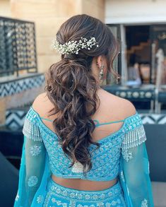 This wedding season, channelise your stylish self with these chic hairdos. Create that unforgettable glam look with these latest hairstyles for Indian girls now! Messy Plaits Hairstyles Indian, Ponytail Hairstyles For Wedding Indian, Pony Hairstyle For Lehenga, Pony Hairstyle On Lehenga, Sangeet Pony Hairstyle, High Pony Hairstyles Wedding Indian, Pony With Saree, Bridal Hair Bun Indian Wedding, Messy Bun On Saree