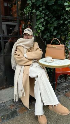 Ugg Ultra Mini Driftwood Outfit, Stile Kendall Jenner, New York Winter, Europe Outfits