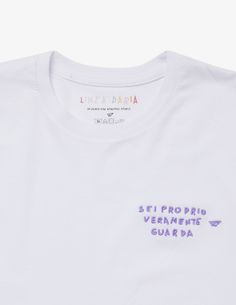 Brand: Linea Daria Composizione: 100% cotone Collo: Girocollo Lunghezza manica: Corta Pattern: Ricamato Codice articolo: TBSC1 Codice colore: 1 BIANCO OTTICO Tshirt Quotes, Short Pattern, Aesthetic Life, Colour Code, T Shirts With Sayings, Embroidered Shirt, White T Shirt, Verona, Patterned Shorts