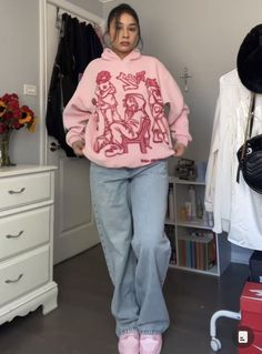 Aelfric Eden Pink Hoodie Outfit, Pink Hoddies Outfits Ideas, How To Style Pink Hoodie, Pink Hoodie Outfit Ideas, Essentials Hoodie Aesthetic, Pink Streetwear Outfit, Hoodie And Jeans Outfit, Pink Hoodie Outfit, Line Character