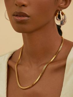 Simple and Timeless: Oma the Label Jara Necklace River Goddess, Modern Gold Jewelry, Jewelry Photoshoot, Hammered Brass, Jewelry Style, Jewelry Model, Vermeil Jewelry, Jewelry Photography, Affordable Jewelry