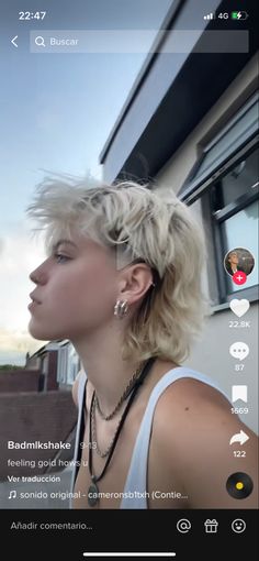 Female Short Mullet Haircut, Rock Blonde Hair, Short Blonde Hair Undercut, Mullet Hairstyle Women Blonde, Queer Blonde Hair, Light Mullet Hairstyle Women, Chin Length Mullet Women, Haircut Shaved Sides Women, Feminine Short Mullet