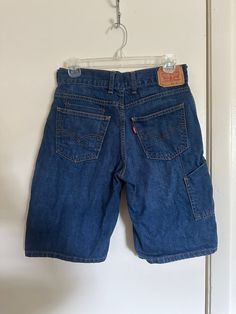 Vintage Levi Jean Shorts Size 16 Regular, 38'". In great condition and it has a side pocket. Shorts Mid Length, Vintage Levi Jeans, Levis Jean, Levi Jean Shorts, Shorts Cargo, Short En Jean, Vintage Levis, Side Pocket, Levis Jeans