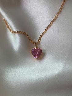 Architecture Baroque, Heart Necklace Gold, Pink Heart Necklace, Inexpensive Jewelry, Golden Trio, Dope Jewelry, Pink Necklace, Girly Jewelry, Jewelry Inspo