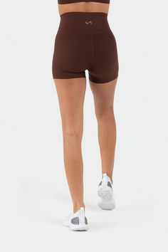 Especificaciones del modelo: Talia mide 5'2", pesa 125 libras y usa una talla XS (pantalones cortos de entrenamiento de talle alto Genesis)

 Tejido Luxe-Max DNA™: ultrasuave, transpirable, moldeador del cuerpo de compresión moderada y superduradero

 Infi-Stretch DNA™ + Infi-Defense DNA™ (propiedades elásticas en 4 direcciones, absorbentes de sudor y antimicrobianas)

 Tecnologías CTF™ (sin punta de camello) y a prueba de sentadillas

 Diseño de cintura ceñida que favorece la figura (te suje Sporty Brown Short Leg Bottoms, Sporty Brown Bottoms With Short Leg, Sporty Brown Shorts, Brown Athleisure Activewear With Built-in Shorts, Sporty Brown Bottoms With Built-in Shorts, Gym Bottoms With Built-in Shorts In Brown, Brown Gym Bottoms With Built-in Shorts, Compressive Squat Proof Athletic Shorts, Sporty Short Brown Activewear