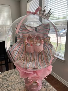 Pink dress inside a bubble balloon Gifts In Balloons, New Born Baby Girl Gifts Idea, Balloon Hamper Ideas, New Born Baby Gifting Idea, Gift Balloon Ideas, Surprise Balloon Box Ideas, Gift In Balloon, Ballon Gifts Ideas, Regalos Para Baby Shower Ideas