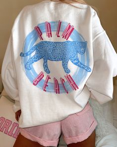 White crewneck with Palm Beach
design in pink and blue. Cute crewneck Preppy Mode, Adrette Outfits, Preppy Sweatshirts, Leopard Print Sweatshirt, Preppy Summer Outfits, Preppy Girl, Estilo Preppy, Cute Preppy Outfits