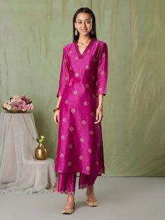 Scalloped Pants, Chanderi Suit, Churidar Neck Designs, Kurti Style, Vibrant Outfits, Eid Outfits, Kurti Patterns, Long Kurti Designs, Indian Party Wear