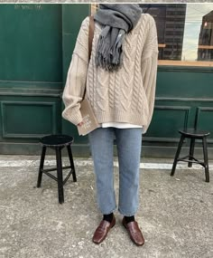 Glasgow Street Style, Vintage Knit Sweater Outfit, Oversized Wool Sweater Outfit, Camel Sweater Outfit, Clog Outfit, Autumn 2022