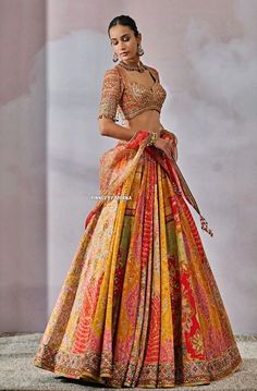 Sangeet Outfit Bridal Colorful, Garba Sangeet Outfit, Tarun Tahiliani Blouse, Bride Mehendi Outfit, Wedding Garba Outfit, Sangeet Bride Outfit, Sangeet Lehenga For Bride, Latest Lehenga Design 2024, Aesthetic Lehengas