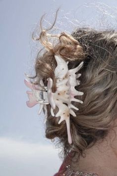 the ripple conch hair claw by yvmin Sirencore Accesories, Beach Accessories Aesthetic, No Ordinary Girl, Mermaid Core, Mermaid Aesthetic, Coconut Girl, American Beauty, Aesthetic Hair, Beach Girl