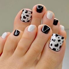 Black And White Nail, Fake Toenails, Hari Valentine, Fake Nails With Glue, Nail Forms, Toe Nail Designs, Toe Nail Art, Stick On Nails, Nailed It