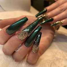 Emerald Green And Gold Nails Acrylic Simple, Emerald Green Nails Gold Accent, Acrylic Nail Designs Emerald Green Gold, Emerald Green Nails Design, Green And Gold Coffin Acrylic Nails, Emerald Green Nails Gold Foil, Diy Valentine's Nails, Jasmine Nails, Emerald Nails