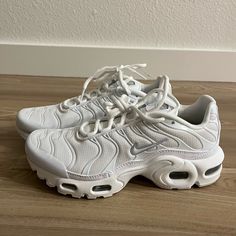 New, Never Worn Before Nike Air Max Plus. Size 4.5y / 5.5w White/Metallic Silver/White Nike Air Max Plus Outfit, Tns Shoes, Air Max Plus Outfits, Nike Air Max Plus White, Nike Boys Shoes, Tn White, Mid Jordan 1, Kids Soccer Cleats, Kids Running Shoes