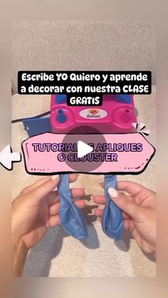 two hands holding up a pink and blue object that says, describe toquero y prenda de decorar con nuestra clasit