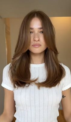 Long But Short Hair, Face Framing Fine Hair, Medium Length Hair Face Framing, Hair Long Layers Face Framing, Modern Layered Haircuts, Brown Hair Long Layers, Mid Length Hair Straight, European Haircut, Mid Length Hair With Face Framing Layers