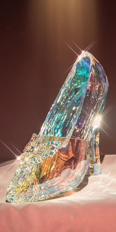 Kasut Pengantin, Cinderella Wallpaper, Swarovski Crystal Figurines, Glass Shoes, Crystal Aesthetic, Fotografi Vintage, Crystal Shoes, Magical Jewelry