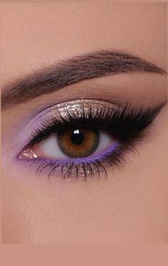 Hol dir diesen einfachen und lustigen Lidschatten-Look mit nur 2 Lidschatten! Sieht gut aus mit allen Augenfarben. Dieser Look beinhaltet CATWALK und HONEY CHILD. Erstellen Sie den hier gezeigten Look oder erstellen Sie Ihren eigenen! MAKEUP ARTIST TIPPS Applikation... Für die stärkste Farbintensität wie auf den Bildern verwenden Sie eine Augenlidgrundierung. Für beste Ergebnisse empfehlen wir unsere natürliche fixit Grundierung und Mischmedium. Link hier... https://www.etsy.com/listing/115646947/fixit-100-all-natural-vegan-eye-primer?ga_search_query=fixit&ref=shop_items_search_1 Verwende beim Auftragen von losen Lidschatten einen flachen Pinsel und packe die Augenlider, anstatt sie zu verwischen. Dann nehmen Sie Ihren Blending Brush und glätten Sie die Kanten. Diese Methode gibt Ihnen die Light Eye Makeup For Green Eyes, Trend Eye Makeup, Eye Makeup With Colored Eyeliner, Winter Makeup Eyeshadow, Sparkly Eyeshadow Look, Simple Eye Looks For Hooded Eyes, Cute Makeup Pictures, Brown Eyes Silver Makeup, Eye Makeup Crazy