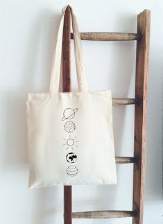 Handbemalter Jutebeutel Stofftasche Planeten | Etsy Tods Bag, Best Tote Bags, Painted Tote, Jute Bag, Diy Tote Bag, Eco Bag, Jute Bags, الرسومات اللطيفة