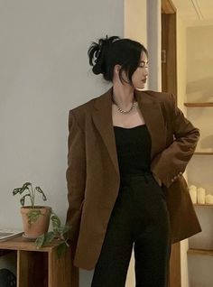 Blazer Women Aesthetic, Luxurious Outfits Classy, 대학생 스타일, Korean Casual Outfits, Elegante Casual, Lorde, Looks Chic, Brown Jacket