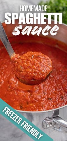 A close up view of a ladle of homemade spaghetti sauce being scooped out of the pot. Easy Fresh Tomato Sauce, Spaghetti Beef Recipe, Easy Homemade Meals, Spagetti And Meatball Recipe, Homemade Italian Spaghetti Sauce, Canning Homemade Spaghetti Sauce, Making Spaghetti Sauce, Spaghetti Sauce From Scratch