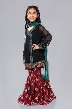 Kids Chiffon Party Wear in Black Color Side Pose Child Dress Design, Girls Dresses Ideas, Eid Dresses For Girl, Kameez Ideas, Pakistani Kids Dresses, Nameera By Farooq, Pret Wear, Eid Clothes, Desi Dress