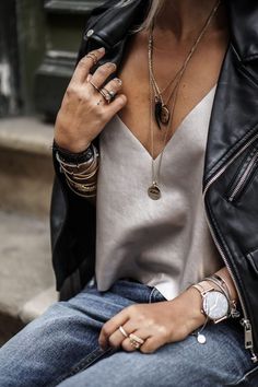 Silk cami tank, layered jewelry Stil Rock, Leather Outfit, Black Leather Jacket