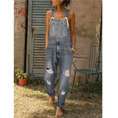 Denim Rompers & Jumpsuits Outfits For Women. Find New Trends of Denim Jumpsuits & Rompers for Women, up your wardrobe easily. Our Denim Jumpsuit help you explore the newest trends and essentials casual for any and every occasion! Find the perfect one-piece denim jumpsuits outfit for a stylish and effortless look. Diy Overalls, Jeans With Suspenders, Jumpsuit Overalls, Style Bleu, Big Pocket, Casual Outerwear, Jumpsuit Summer, Denim Romper, Denim Overalls