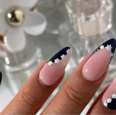 Pink And Blue Nails Flowers, Mail Ideas Almond, Classy Flower Nails, Black Nail With Flower Design, Navy Almond Nails Design, Easy Blue Nail Art, Nail Art Inspo 2024, Black Nail Designs With Flowers, Navy Blue Spring Nails