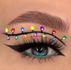 New Years Eyeliner Looks, Christmas Tree Eye Makeup, Christmas Light Eyeliner, Christmas Light Makeup, Christmas Graphic Eyeliner, Christmas Eye Looks, Creative Christmas Makeup Ideas, Christmas Eye Shadow