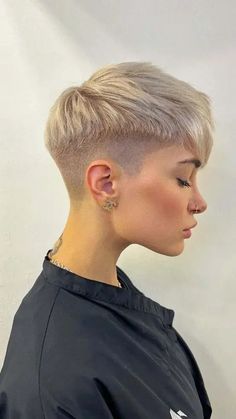 Undercut Women Short Hair, Short Blonde Pixie Cut, Edgy Short Haircuts, Hair Inspiration Short, New Hairstyle, Very Short Hair, Pixie Haircuts, Short Pixie Haircuts