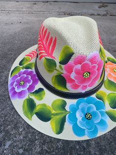 Mexican Arteseneal hand painted hat. Hand painted Material: Palm leaves Made in Mexico Decoupage Crafts, Flower Headbands, Spring Hats, Disney Art Drawings, Rock Painting Ideas Easy