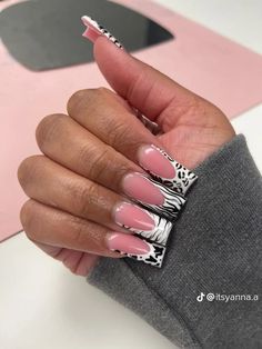 Medium Exotic Nails, Uni Nails, Nail Room, Nails Tips, Colored Acrylic Nails, Girly Acrylic Nails, Print Nails, Simple Acrylic Nails, French Acrylic Nails