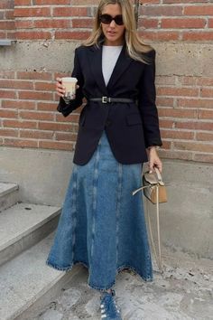 Denim Skirt Outfit Winter, Looks Total Jeans, Long Denim Skirt Outfit, Denim Skirt Outfit, Skirt Outfit Fall, Jean Skirt Outfits, Denim Shorts Outfit, Mode Hippie, Denim Skirt Outfits