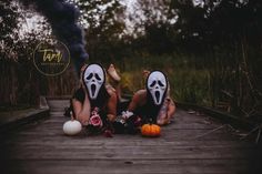 Best Friend Halloween Pictures, Scream Photoshoot Ideas, Best Friend Bouidor Photography, Spooky Photoshoot Ideas Friends, Scream Mask Photoshoot, Spooky Best Friend Photoshoot