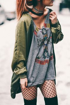 Aquí tenieis un ejemplo claro de las tendencias de esta temporada : 1: Medias de rejilla  2: Camisa con estampado  3:Las Bombers {tanto largas cómo cortas} 4: El estilo militar. Mode Edgy, Grunge Summer Outfits, Grunge Summer, Instagram Baddie, 일본 패션, Look Rock, Rock Outfit