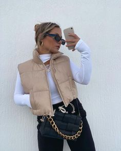 Beige Gilet Outfit, Beige Vest Outfit, Cream Vest Outfit, Vest Outfits For Women Winter, Gilet Outfit Women, Winter Vest Outfits, Puffy Vest Outfit, Gilet Outfit, Puffer Outfit