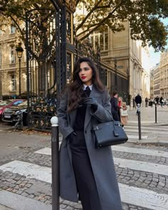 instagram: imhrisa Elegant Winter Wardrobe, Classy Coats For Women, Suit Coat Outfits For Women, Lady Aesthetic Classy, Coats For Women Winter Classy, Formal Coats For Women, Elegant Winter Outfits Classy, Coats For Women Classy, Winter Gloves Outfit