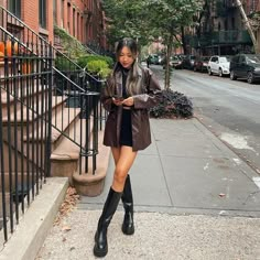 Brown Leather Jacket Outfit, Knee Boots Outfit, Black Boots Outfit, High Boots Outfit, Black High Boots, The Ray, London Outfit, Autumn Fits, Leather Jacket Outfits