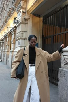 {Camel coat.} Camel Coat Outfit, Stile Hijab, Prints Vintage, Looks Street Style, Camel Coat, Winter Trends, Black Women Fashion, Coat Outfits, 가을 패션