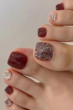 fake toenails acrylic square Fall Toe Nails, Feet Nail Design, Emerald Nails, Fake Toenails, Kutek Disney, Nail Art Simple, Toe Nail Color