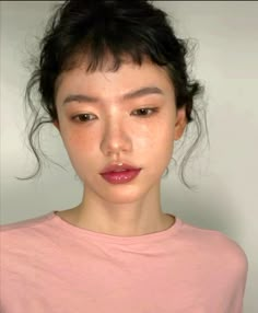 glowy makeup Spring Natural Makeup, Dewy Summer Makeup, Micro Bangs, Dewy Makeup, Hair Arrange, Makeup Looks Tutorial, Enjoy Summer