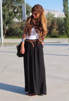 Sightseeing Outfit, Long Black Skirt, Black Maxi Skirt, Pleated Maxi Skirt, Vacation Outfit, Colorful Scarf, Outfit Trends