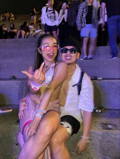 Rave Couple Poses, Rave Couple Aesthetic, Rave Couple Pictures, Matching Festival Outfits Couples, Matching Rave Outfits Couple, Abg Outfits Rave, Flipping Off Camera