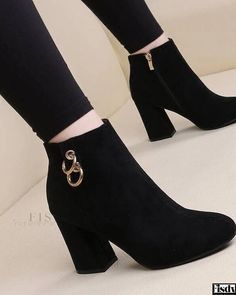 Fisdy - Botas Martin - Botas cortas de ante mate con tacón alto grueso y diseño de tobillo descubierto Black Heel Ankle Boots, Chunky Heel Platform Sandals, Black Heeled Ankle Boots, Short Suede Boots, Rough Heels, Suede Shorts, Pretty Shoes Sneakers, Shoes Heels Classy, Stylish Heels