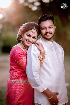 Wedding Couple Poses Hindu, New Couple Photoshoot, Indian Wedding Couple Pose, Muhurtham Couple Poses, Engment Poses Couple, Indian Bridal Photo Poses, Wedding Copel Pose, Hindu Wedding Photos Indian, Couple Marriage Poses Hindu