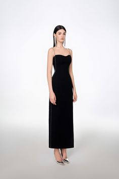 Look sleek and sophisticated in dress. This stylish dress is made of a crepe material, with a sweetheart neckline for a flattering fit. Its straight midi length offers a sophisticated look for any occasion. Formal Midi Dress With Straight Neckline And Lined Bodice, Evening Dress With Lined Bodice And Straight Neckline, Elegant Black H-line Dress, Lined Maxi Dress With Straight Neckline For Night Out, Midi Dress With Sweetheart Neckline And Fitted Bodice, Evening Bodycon Dress With Sweetheart Neckline, Elegant Maxi Dress With Sweetheart Neckline, Evening Midi Dress With Straight Neckline And Lined Bodice, Dinner Dress With Fitted Bodice And Straight Neckline