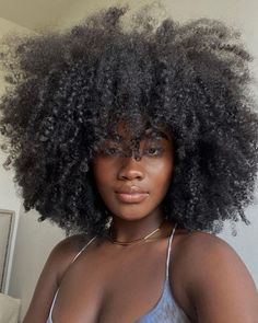 Bia Ben on Instagram: "Passe pro lado🫠" Bri Hall Natural Hair, Ghost Tips Hair, Beautiful Black Women With Curly Hair, Black Brazilian Woman, V Part Bun, Curly Afro With Bangs, Afro Hair Aesthetic, Chunky Colored Highlights, 3b Afro